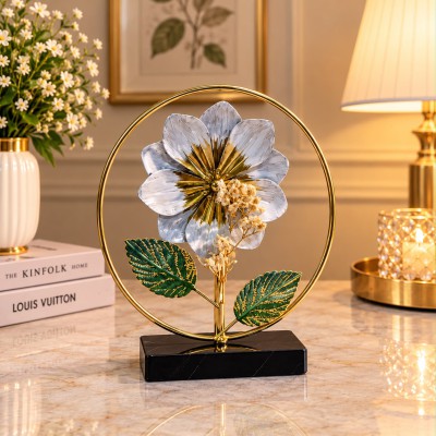 Elegant gold-finish floral décor